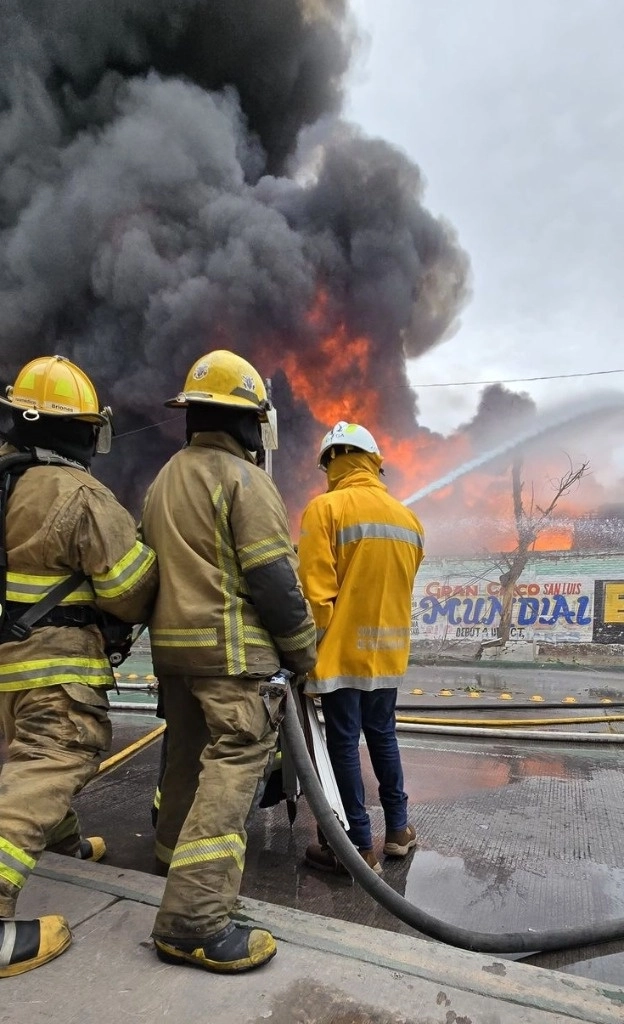 Mauricio Ordaz Flores, director de Protección Civil, agregó que la enorme columna de humo alertó a los vecinos y a los automovilistas que transitan por el lugar. Foto La Jornada
