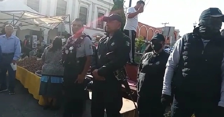 Policías municipales encapsularon a los comerciantes del Tiaguis del Día de Muertos en Pachuca, Hidalgo. Foto Juan Ricardo Montoya
