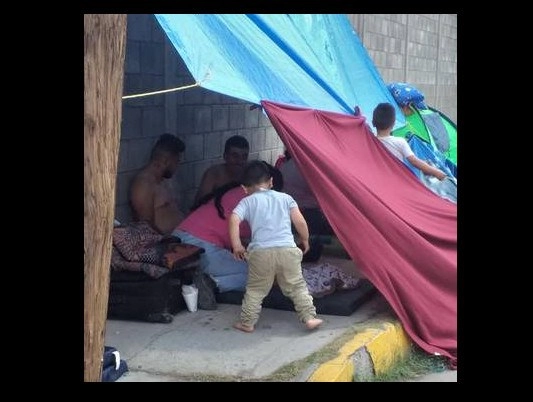 Desplazados por la violencia en Guerrero, Michoacán, Zacatecas y Chihuahua acampan en los puentes internacionales Zaragoza, Paso del Norte-Santa Fe y Córdova-Américas, en Ciudad Juárez. Foto Rubén Villalpando / Archivo