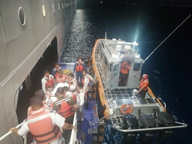 Una estadunidense de 72 años de edad fue evacuada de un crucero turístico cerca de Isla Mujeres, tras sufrir un accidente. Foto cortesía de la Semar 