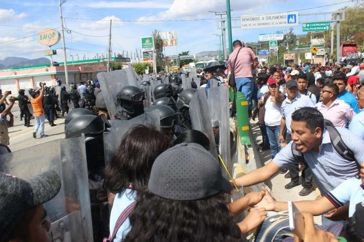 Policías estatales previo al desalojo. Foto La Jornada