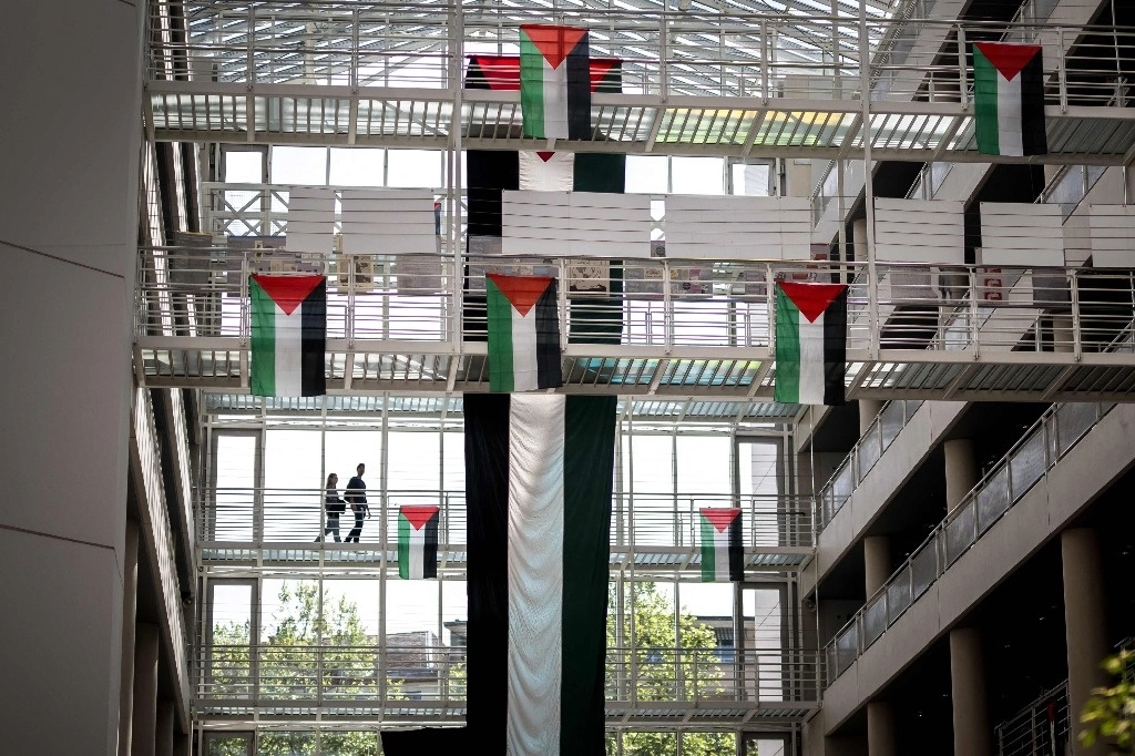 Banderas palestinas colgadas en el vestíbulo de la Universidad de Ginebra (UNIGE), mientras estudiantes y activistas pro-palestinos ocupan las instalaciones, en Ginebra, el 9 de mayo de 2024. Foto Afp