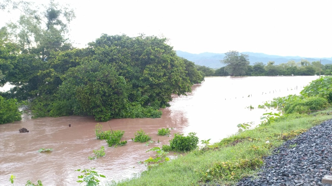 Autoridades de los tres niveles de gobierno han comenzado el desalojo de varias familias de la localidad del Resbalón, municipio de Acaponeta, debido a que el arroyo San Francisco se está desbordando. Foto cortesía SSPC