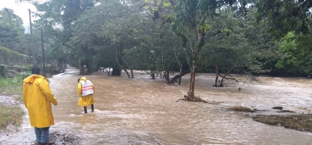 Elementos de Protección Civil de Tecpatán realizan el monitoreo del nivel del río Totopac, Chiapas. Foto tomada del Twitter @pcivilchiapas 