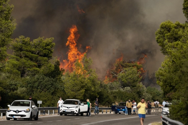 Un incendio forestal en Mandra, un suburbio occidental de Atenas, Grecia. Foto Xinhua