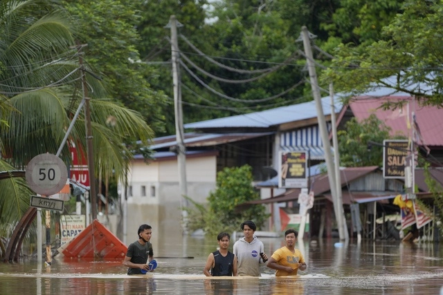 Más de 22 mil personas fueron evacuadas en Malasia, que enfrenta una de las peores inundaciones del año. Foto Ap