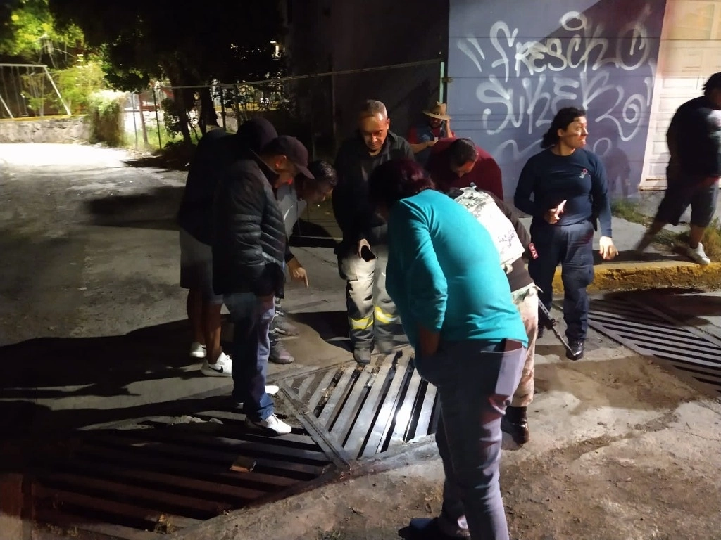 Vecinos detectaron que el olor a combustible que provenía del drenaje, en la colonia Ampliación Independencia de Tlalnepantla, Edomex. Foto tomada del Twitter @PCTlalne
