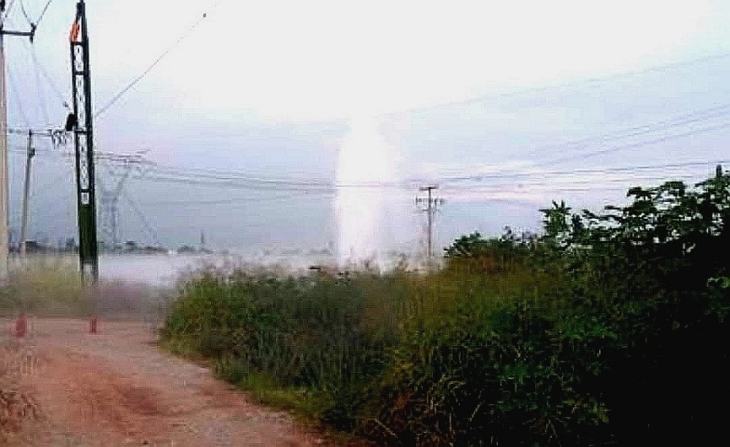 A causa de una fuga de hidrocarburo por una toma clandestina conectada por presuntos ‘huachicoleros’ a un oleoducto de Pemex, habitantes de unas 40 viviendas fueron evacuados en el municipio de San Juan del Río, el 4 de septiembre de 2024. Foto ‘La Jornada’