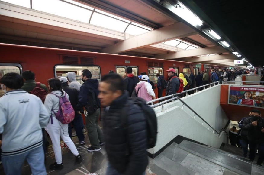 En imagen de archivo, usuarios del STC Metro abordan los primeros trenes en la terminal Indios Verdes. 