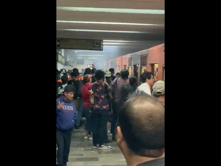 Usuarios del metro reportaron en redes sociales haber sido desalojados de un tren del metro en la estación Guerrero de la Línea 3 debido a la presencia de humo, durante la tarde del 30 de mayo de 2023. Imagen tomada de un video difundido en Twitter