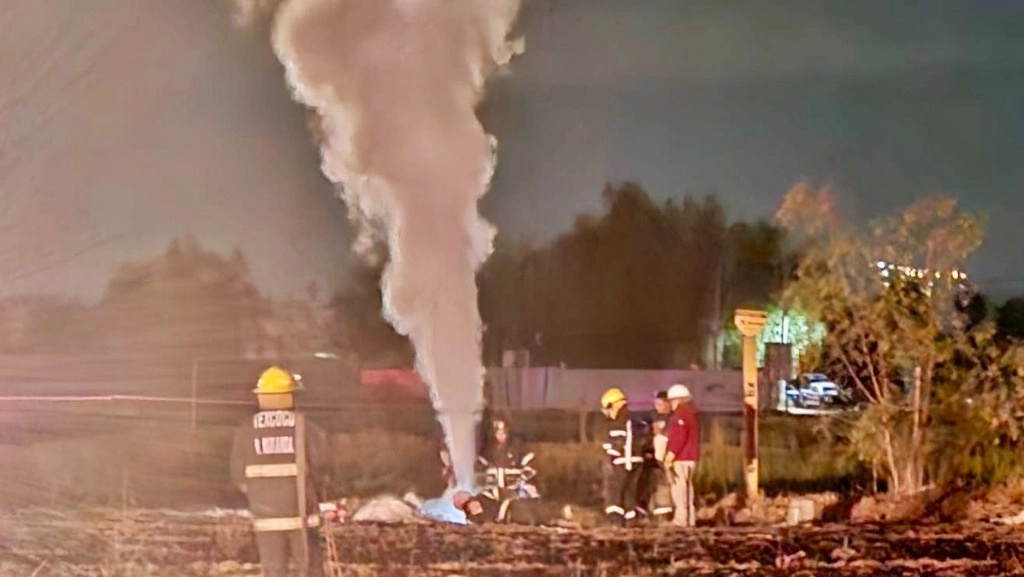 Una fuga de gas se produjo en una toma clandestina de un ducto de Pemex en el poblado de Atenguillo, un costado del Gran Canal, en los límites de los municipios de Chiautla y Papalotla, lo que provocó el desalojo de vecinos de la zona, el 21 de marzo de 2024. Foto ‘La Jornada’