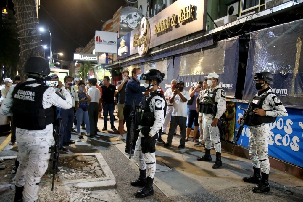 Protesta de propietarios de bares en la avenida costera de Acapulco por el operativo que se ha implementado para confirmar que los establecimientos cumplan las condiciones de reapertura.Foto Cuartoscuro