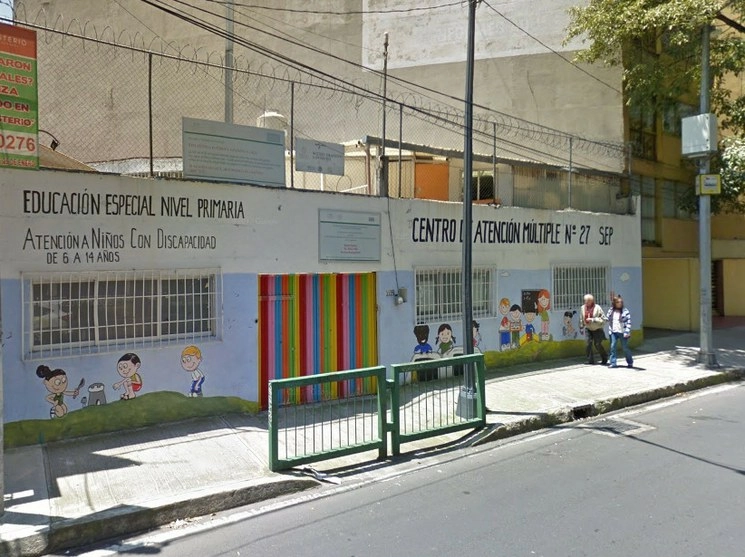 Personal del Escuadrón de Rescate y Urgencias Médicas apoyó en la evacuación de 23 niños y 3 maestros del Centro de Atención Múltiple No. 27. Imagen tomada de Google Maps