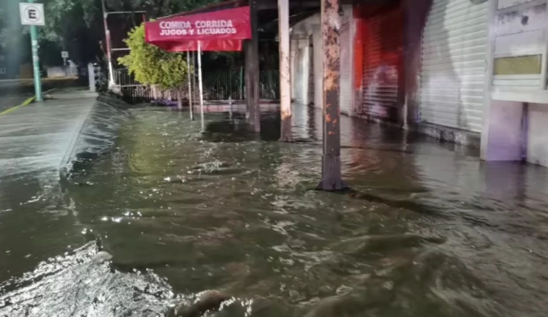 De nueva cuenta la madrugada de este sábado se volvió a desbordar el río que cruza la ciudad de Tula, lo que causó inundaciones en diversos sectores de nueve colonias que ya habían resultado gravemente afectadas con la anegación del pasado 7 septiembre. Foto ‘La Jornada’