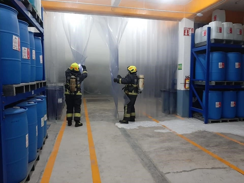 Bomberos de Cuautitlán Izcalli desplegaron un operativo luego del derrame registrado en la empresa PMPS Químicos. Foto La Jornada