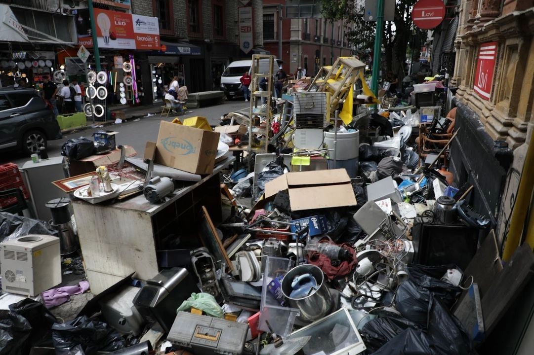 Esta madrugada, habitantes del edificio Luis Moya 51, colonia centro, fueron desalojados por personas encapuchadas y elementos de la policía capitalina, en la Ciudad de México, el 14 de junio de 2025. 