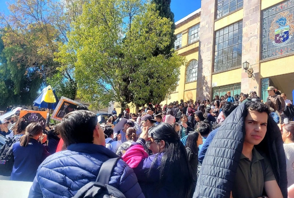 Varios edificios públicos y escuelas ubicadas en el centro histórico de la capital de Zacatecas fueron desalojados al producirse un fuerte e inusual temblor, el 15 de noviembre de 2023. Foto Alfredo Valadez Rodríguez
