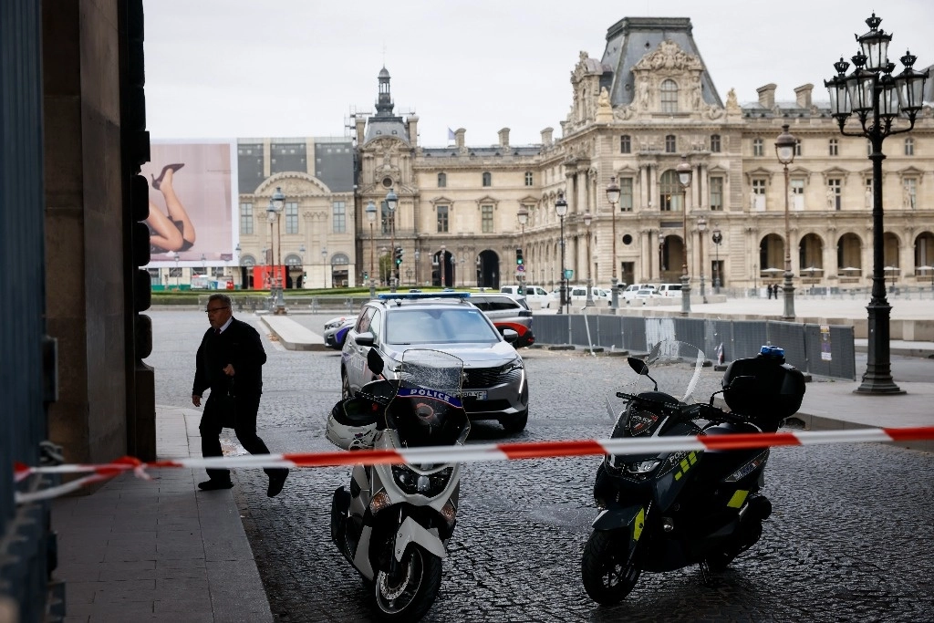 Agentes de policía hacen guardia afuera del Museo del Louvre mientras las personas son evacuadas después de recibir una amenaza por escrito, en París, el sábado 14 de octubre de 2023. Foto Ap