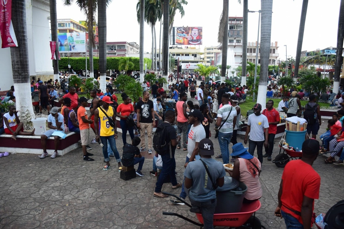 Cientos de migrantes han tomado el Parque Miguel Hidalgo, en el centro de Tapachula, como albergue, ante la falta de recursos económicos. Foto Cuartoscuro / Archivo