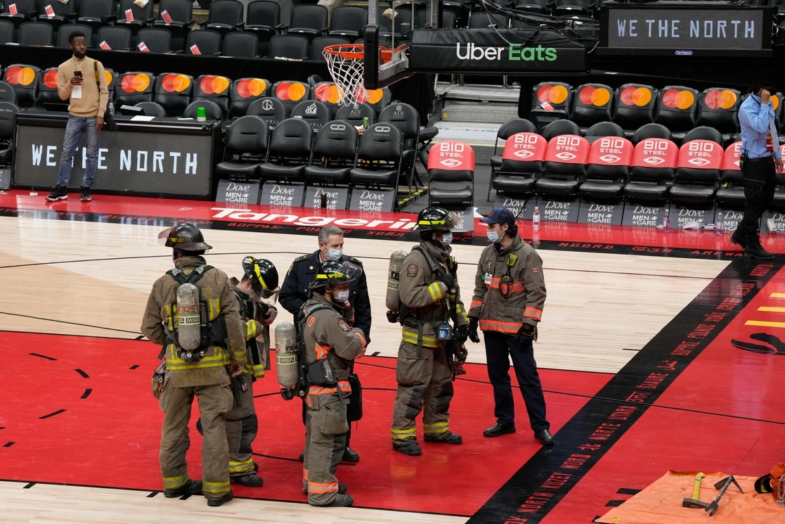 Bomberos desalojaron el estadio de los Raptors de Toronto a causa de un incendio en la parte alta de las gradas. Foto Ap 