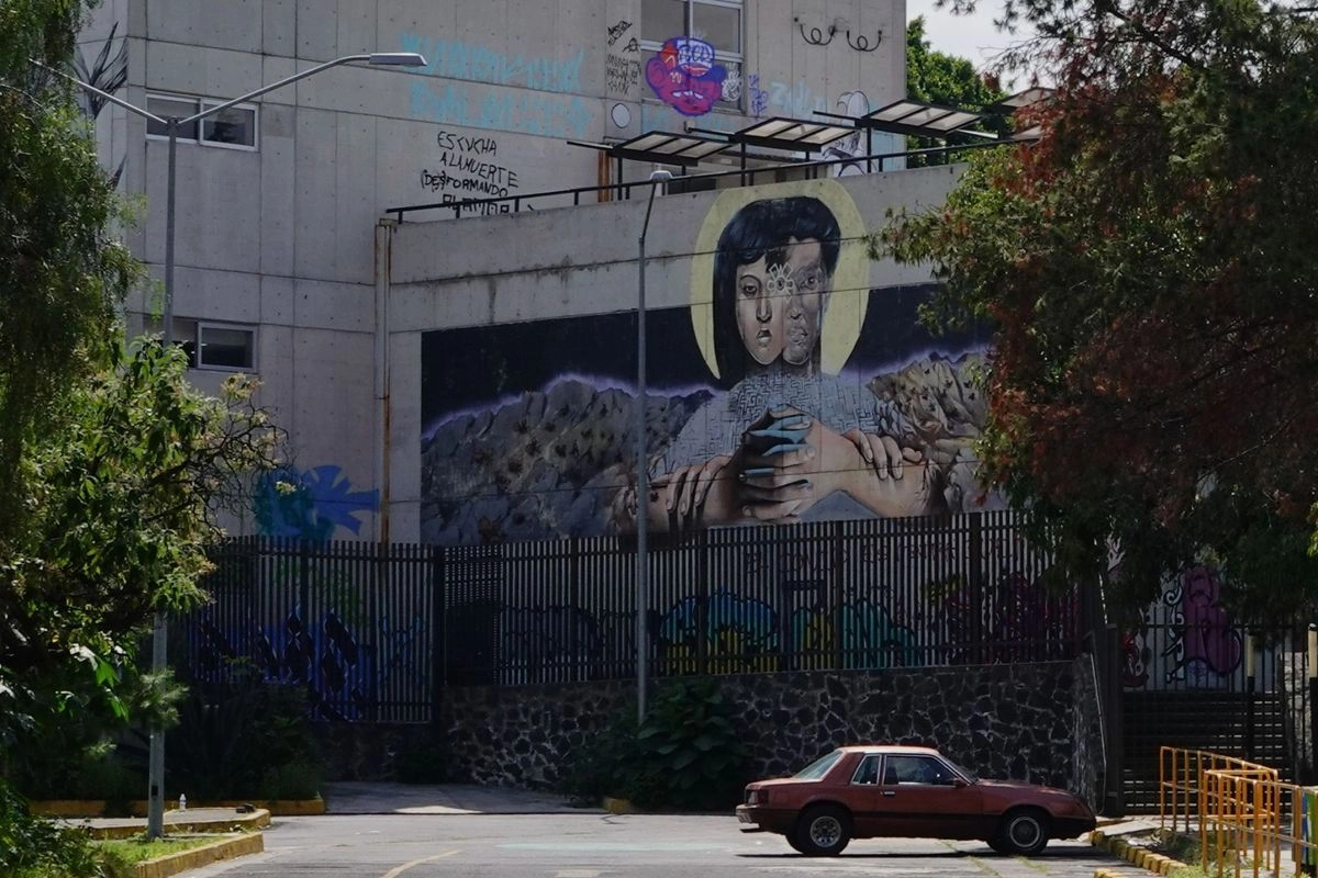 Aspecto externo de las instalaciones de la Facultad de Ciencias Políticas y Sociales de la UNAM, en Ciudad Universitaria 