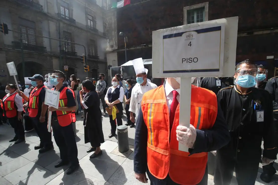 Personal de los negocios ubicados en el Centro Histórico de la CDMX participa en el Simulacro Nacional 2021, el 19 de septiembre de 2021. Foto Luis Castillo