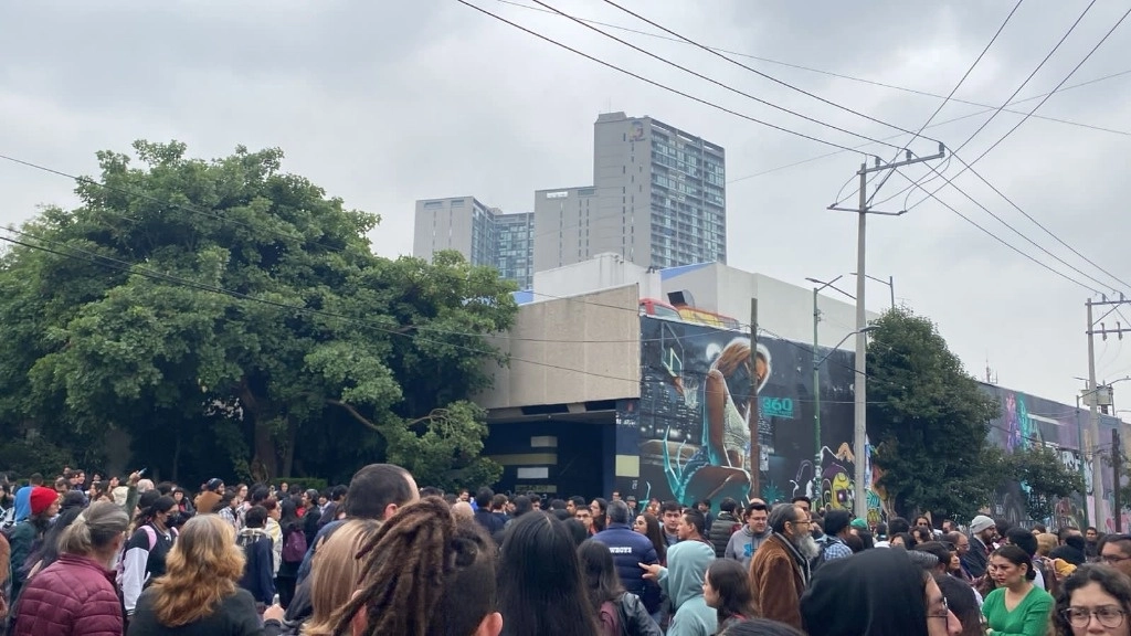 Más de 500 alumnos, personal docente y trabajadores administrativos de la ENA fueron desalojados ante una amenaza de bomba que resultó ser falsa. Foto Tomada de redes sociales