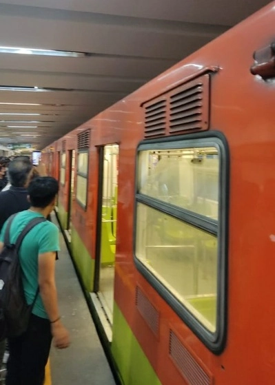 Usuarios del metro reportaron presencia de humo en la estación División del Norte de la Línea 3. Foto La Jornada