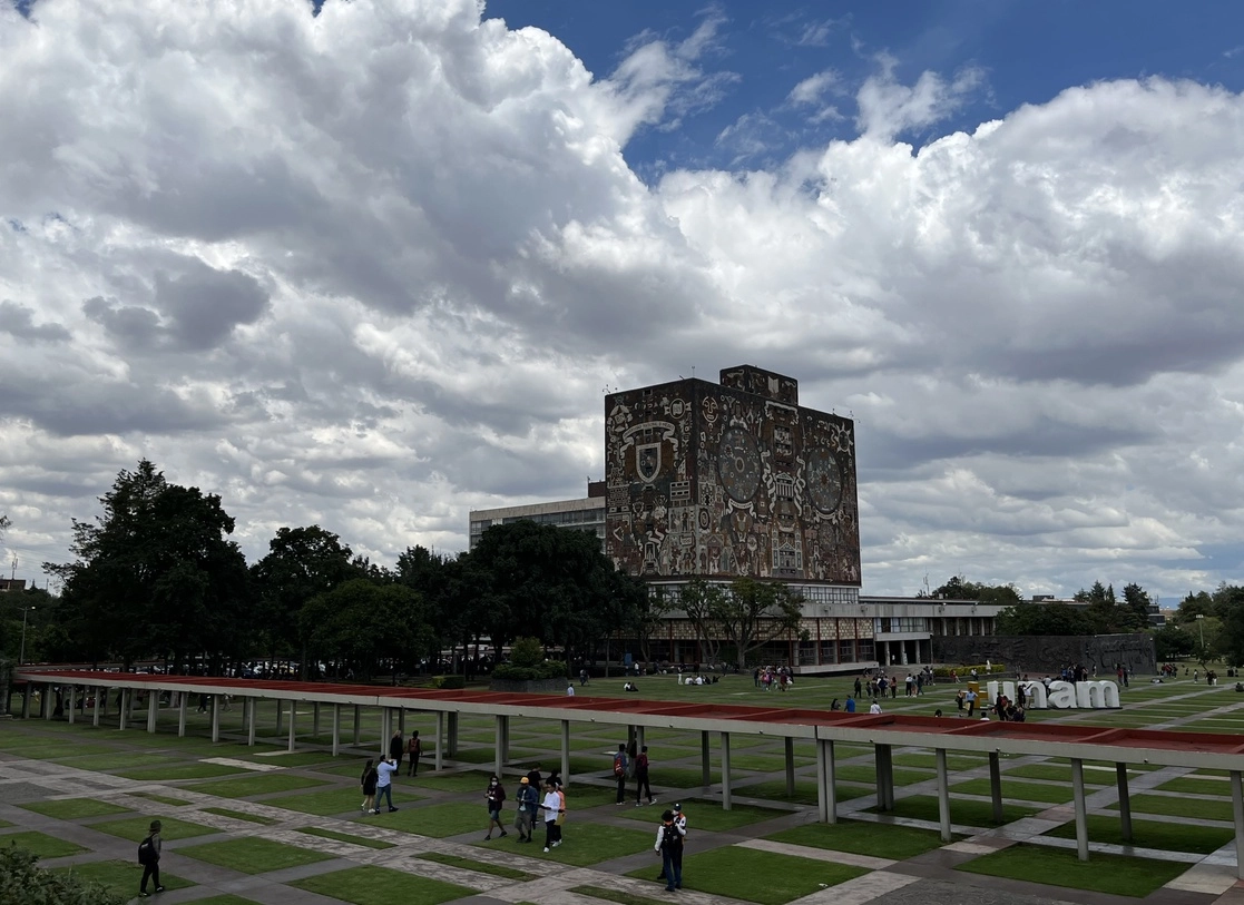 Se inspeccionaron las instalaciones de la FCPyS de la UNAM sin que se hallara el artefacto. Foto Alfredo Domínguez / Archivo