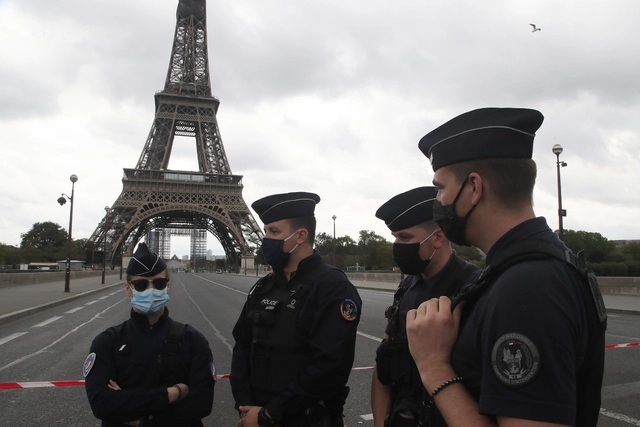 La policía de París cerró el área alrededor de la Torre Eiffel después de una llamada telefónica que alertó de una bomba. Foto Ap 