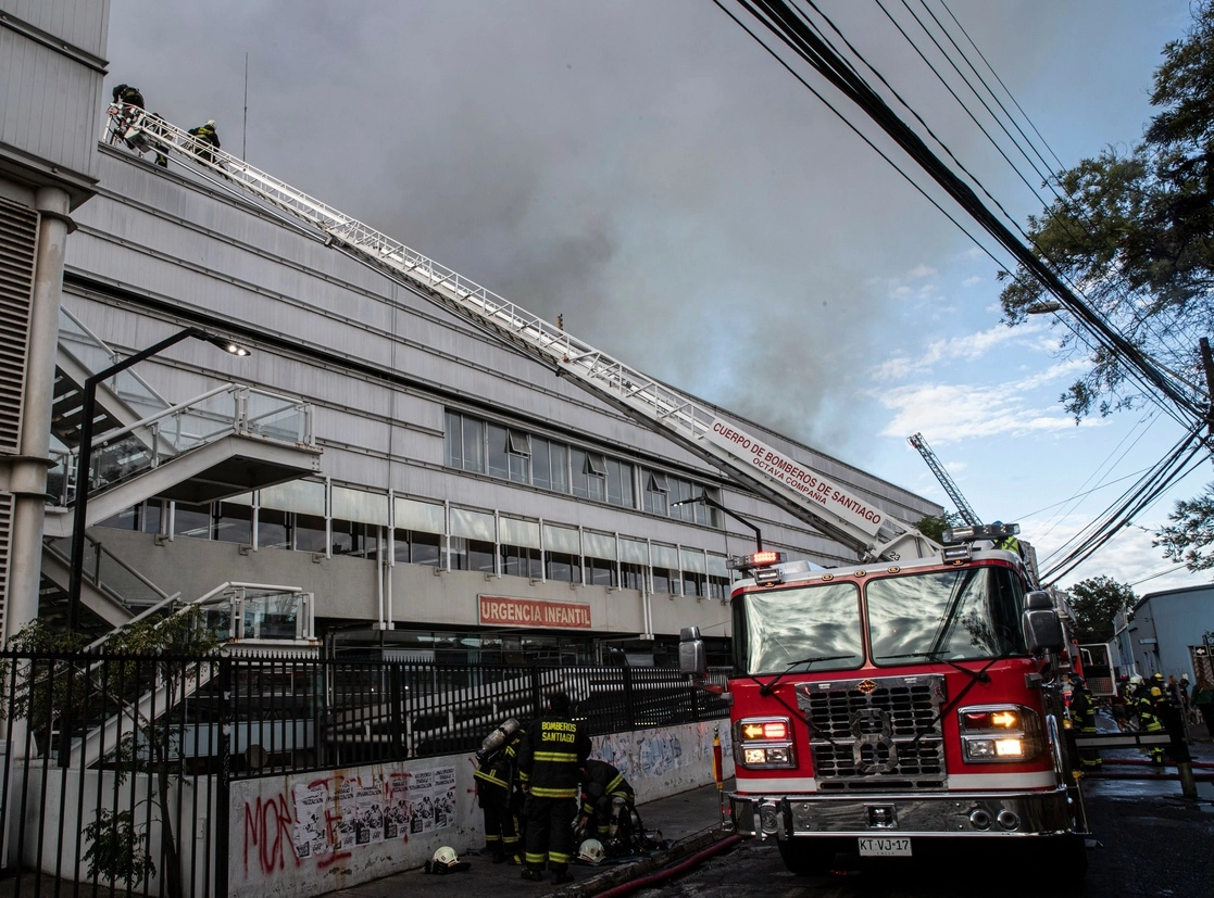 Los bomberos trabajan para apagar un incendio dentro de un hospital San Borja Arrarian en Santiago, Chile, el sábado 30 de enero de 2021. Foto Ap