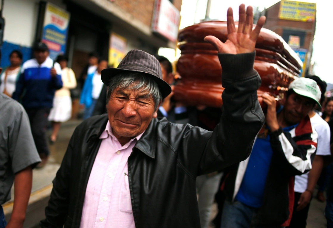 Cortejo fúnebre de John Mendoza, quien fue asesinado durante las protestas contra la nueva presidenta, Dina Boluarte, en Ayacucho, Perú, la semana pasada. Foto Ap 