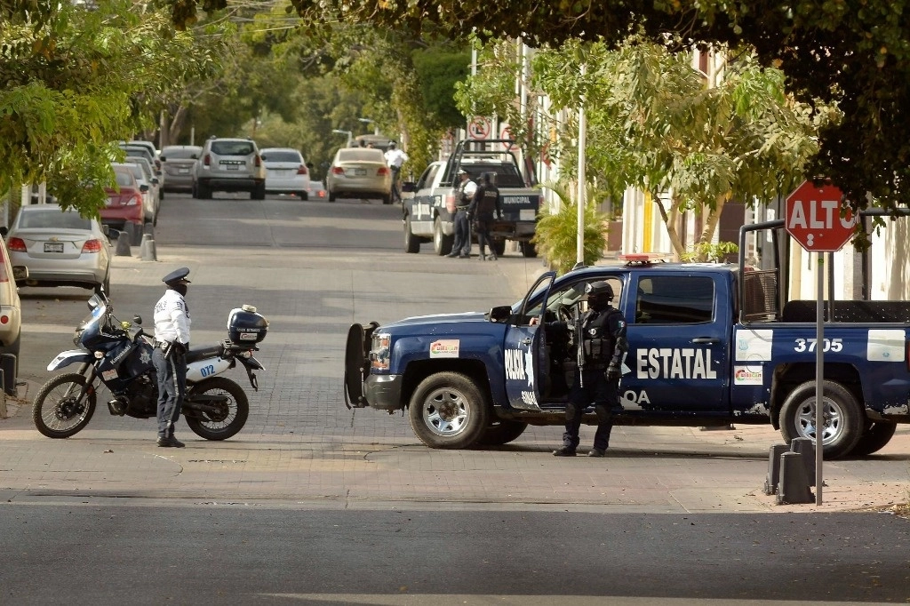 Elementos de la Policía Estatal Preventiva arribaron a las 9 horas para resguardar la plaza comercial Grecia, en Culiacán, Sinaloa. Foto Cuartoscuro / Archivo