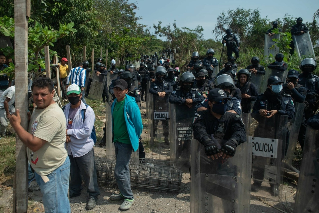 Efectivos de Seguridad Pública de Veracruz, ayer, durante el desalojo de invasores de la zona ambiental protegida La Joya. Un inspector aseguró que es la tercera vez que ese grupo intenta asentarse en la zona. Foto Cuartoscuro