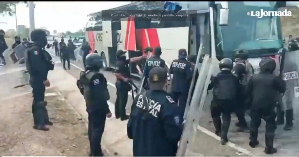 Policías que participaron en un desalojo en Chiapas. Foto La Jornada/ archivo