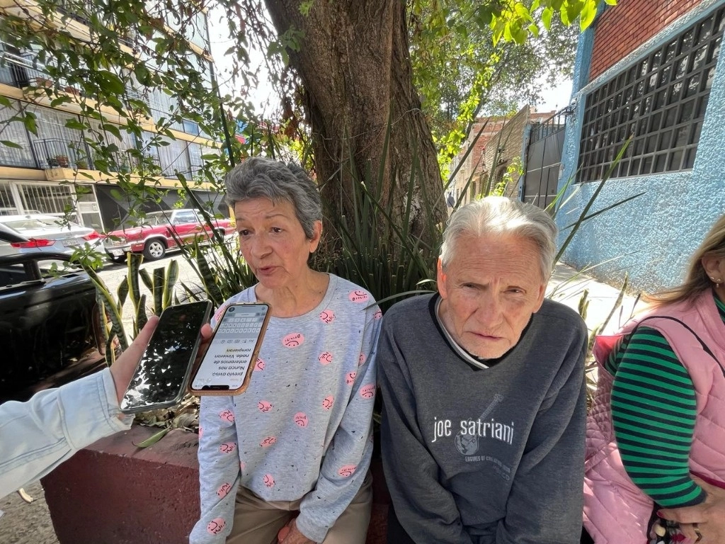 Una familia de adultos mayores fue desalojada de su casa, ubicada en la calle de Palenque número 35 en la colonia Narvarte, alcaldía Benito Juárez. Varios sujetos, resguardados por policías, realizaron el desalojo, pese a que la familia lleva viviendo en dicho inmueble más de ocho décadas, el 12 de febrero de 2024. Foto Alfredo Domínguez