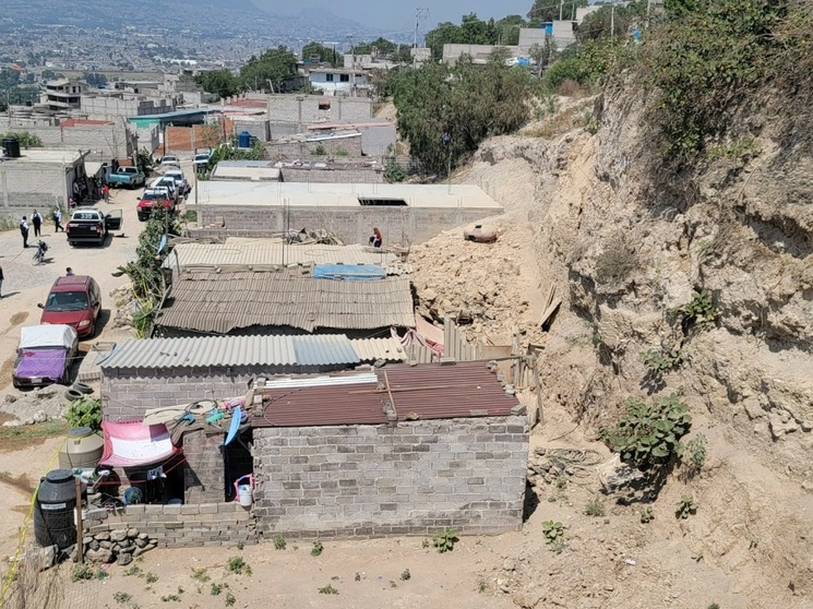 El desprendimiento ocurrió en la ladera ubicada en calle Quetzal, muy cerca de la escuela primaria Jacinto Canek. Foto 'La Jornada'