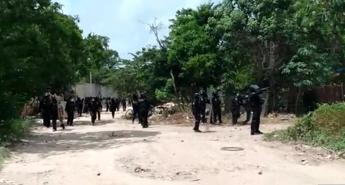 Captura de pantalla de un video que pobladores tomaron en el momento que policías de Quintana Roo ingresaron a la colonia conocida como Nasim Joaquín, de Tulum. 