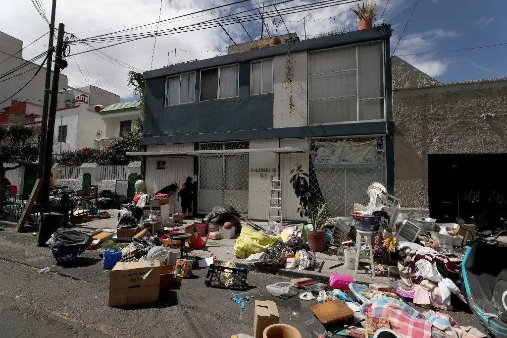 Once personas que habitaban el inmueble, entre ellas adultos mayores, fueron sacadas de su domicilio al igual que sus pertenencias. En la notificación judicial no estaba el nombre del demandante. El actuario y policías procedieron con violencia. Foto Alfredo Domínguez