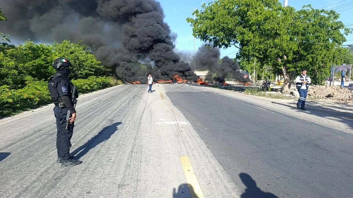 La carretera federal está totalmente bloqueada debido a la colocación de llantas en llamas, lo cual genera espesas nubes de humo que impiden totalmente la visibilidad y en consecuencia el paso de vehículos.