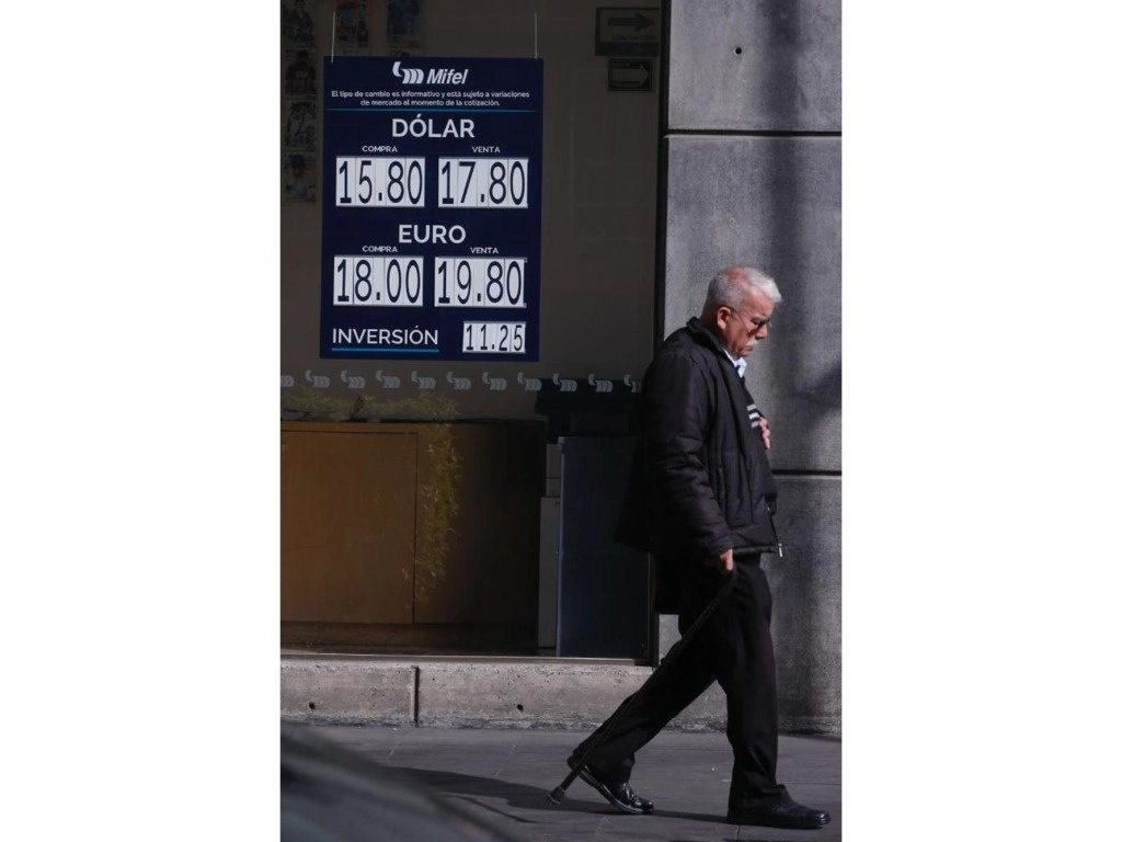 Cotización del dólar en una sucursal bancaria en la Ciudad de México, el 2 de enero de 2024. Foto José Antonio López



