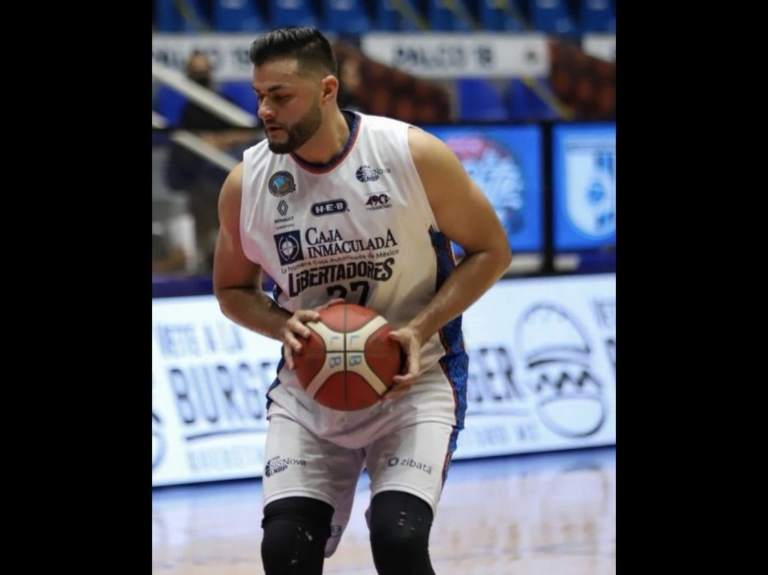 Alexis Francisco Cervantes es jugador del equipo de basquetbol Libertadores de Querétaro. Foto tomada del Twitter de @BaloncestoMexi1 / Archivo
 