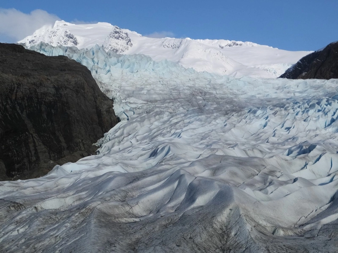 El enorme campo de hielo de Alaska que alimenta el glaciar Mendenhall, cerca de Juneau, podría desaparecer en 2200 si continúan las tendencias del cambio climático, según estudio de la Universidad de Alaska Fairbanks. Foto Ap / Archivo