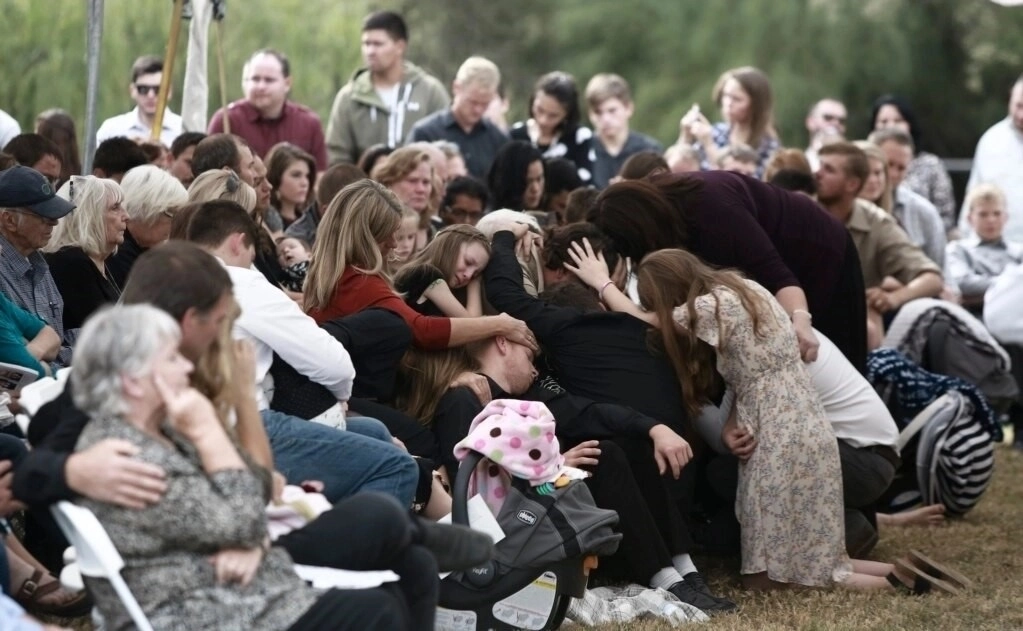 Durante el velorio de las tres mujeres y seis niños de las Familias LeBarón y Langford, acribillados en noviembre de 2019. Foto Ap/ archivo