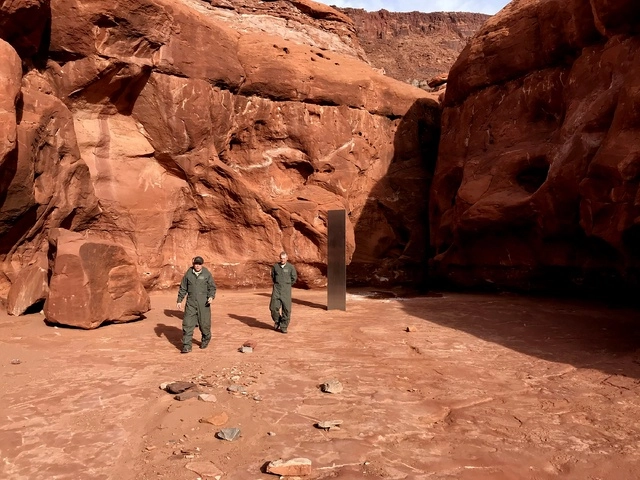 En esta imagen de archivo, trabajadores de Utah caminan cerca de un monolito de metal encontrado en una zona desértica. Foto Ap