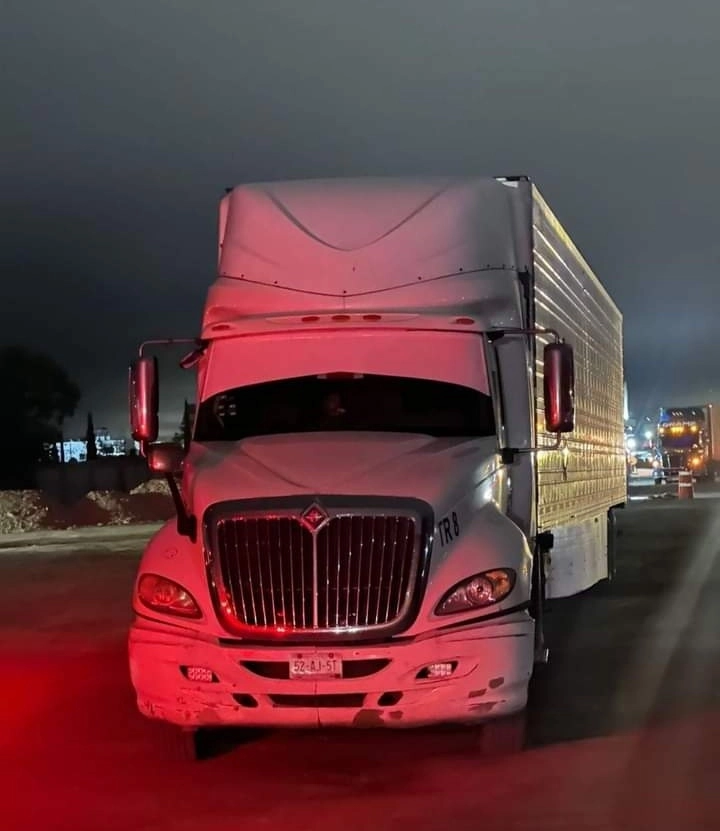 Los delincuentes se llevaron el tractocamión con todo y conductor. Foto Ricardo Montoya