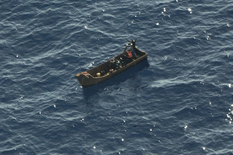 Cuatro migrantes sobrevivientes piden ayuda días despúes de que el bote de metal en el que viajaban 45 personas se volcó debido al impacto de una enorme ola, frente a la costa de Túnez, el 8 de agosto de 2023. Foto Ap 