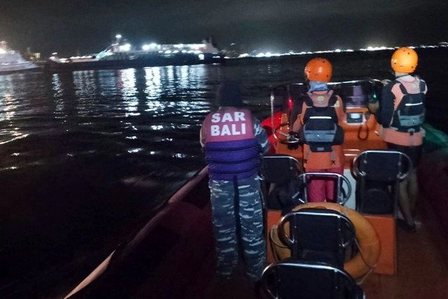 Rescatistas buscan a más de 40 desaparecidos después de que un ferry con destino a la isla turística de Bali se hundiera.  Foto  