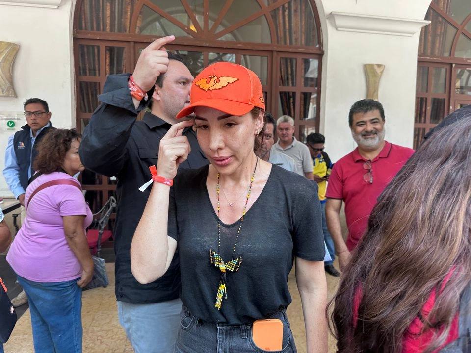 La candidata, Xóchitl Tress, reconoció sentir temor por ella y su hijo menor de edad, sin embargo dijo que continuará con su campaña política y reforzará la seguridad.

