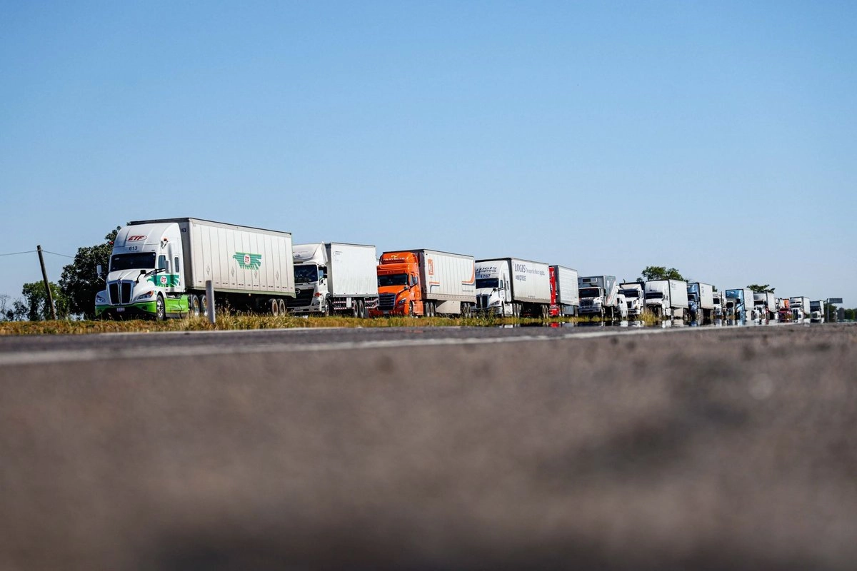 Tráileres transitan por una carretera en imagen de archivo. Foto 